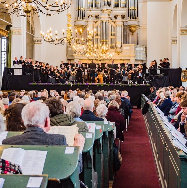 Publiek bij de Matthäus Passion in de Grote Kerk